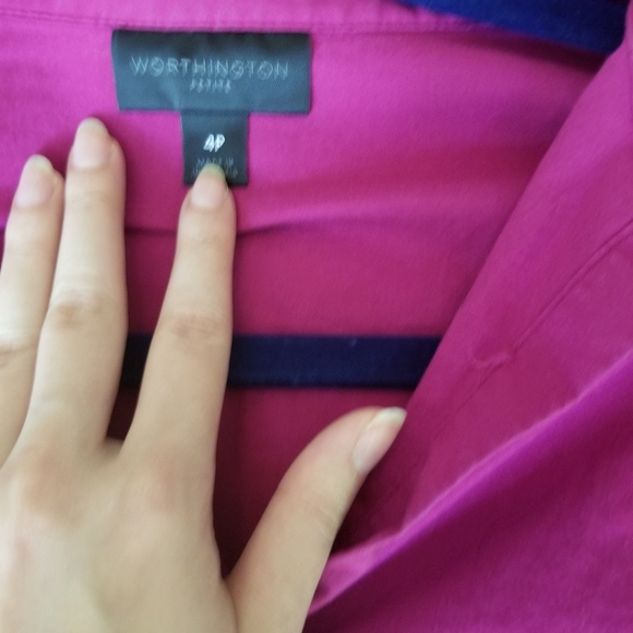 Magenta fitted blouse. - Picture 3 of 3